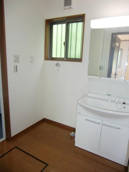 Wash basin, toilet. There are also under-floor housed in the washroom ☆