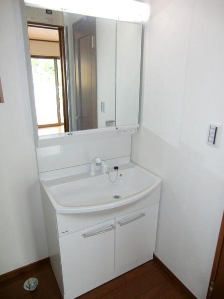 Wash basin, toilet. Transformed into the door of the front left and right to the three-sided mirror you open!