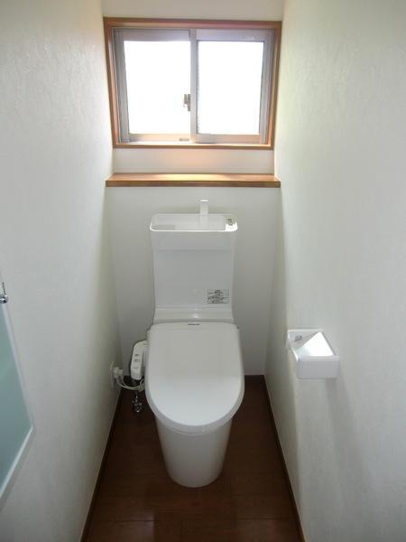 Toilet. Stylish and compact tank!