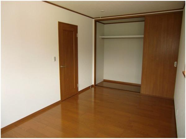 Non-living room. Plenty of storage in the wall-to-wall closet ☆ Rooms will be available spacious!