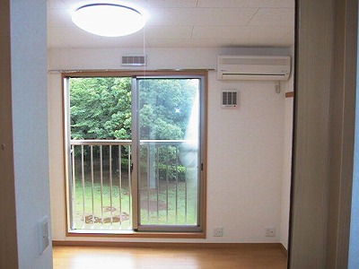 Living and room. Large lighting window ☆