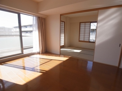 Living and room. Japanese and integrated available living dining are equipped with floor heating