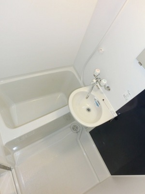 Bath. Clean bathroom.