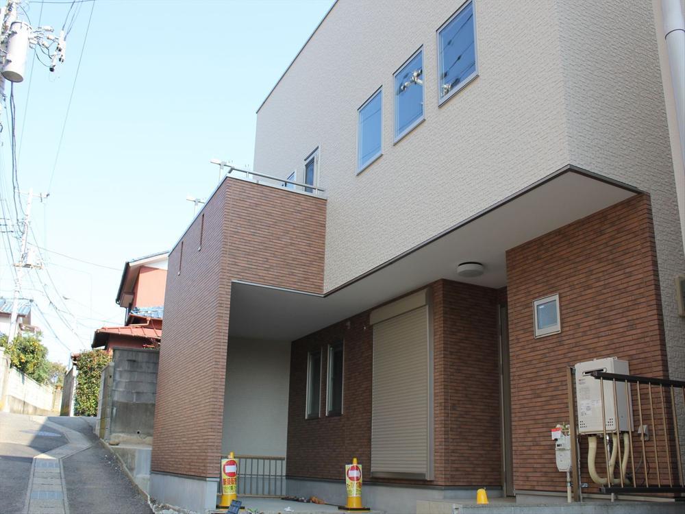 Local appearance photo.  ◆ Convenient to commute, It is under construction in 3 stops available Inage 2-chome ◆ This spacious second floor living room of 22 quires that protect the privacy ◆ In the "rice coast park" in front of the eye, The figure you are playing with your parents and children are seen