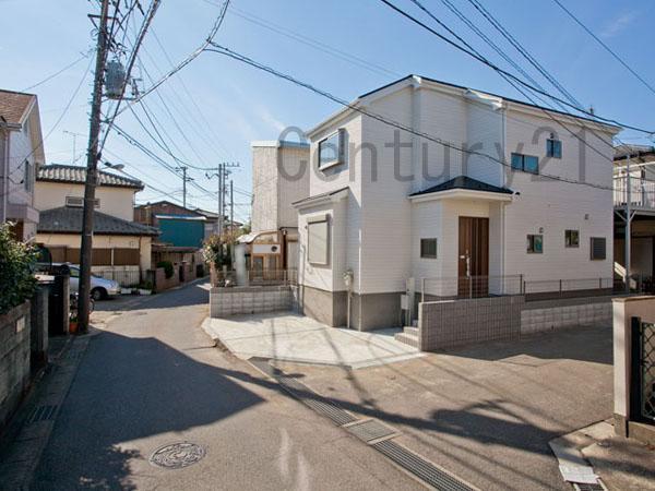 Local photos, including front road. Located in the popular corner lot!