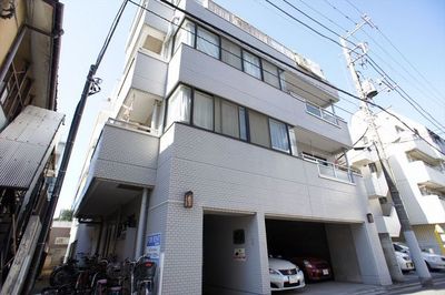 Building appearance. Auto with lock ・ 5-story RC structure apartment.