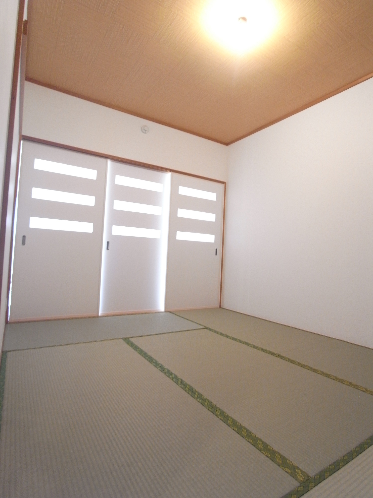 Other Equipment. Replace the sliding door of Genji specifications light enters also closed