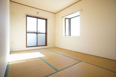 Living and room. Corner room two-sided lighting ・ Bright and airy room.