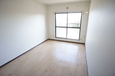 Living and room. South-facing good per yang ・ Bright room.