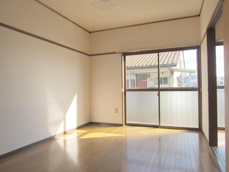 Living and room. Good is also good ventilation per yang