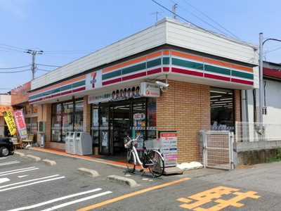 Convenience store. 700m to Seven-Eleven (convenience store)