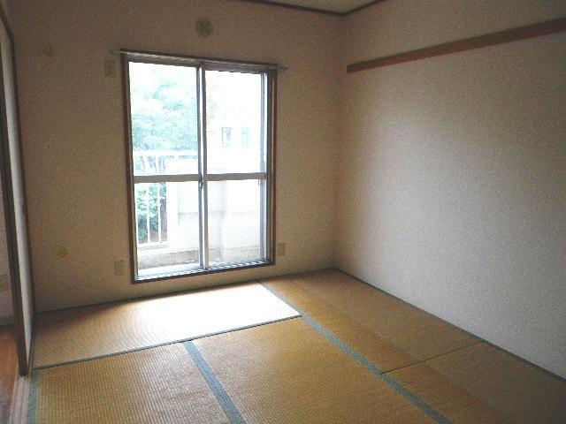 Other room space. It will calm the Japanese-style room