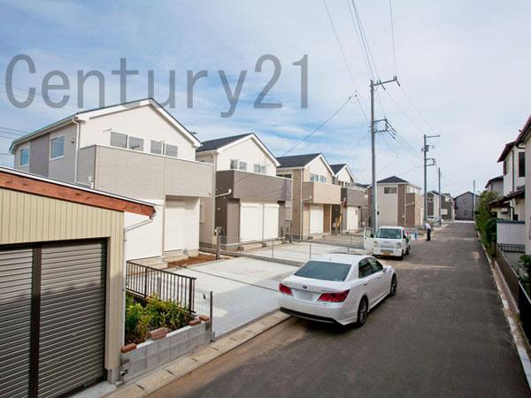 Local photos, including front road. Overall