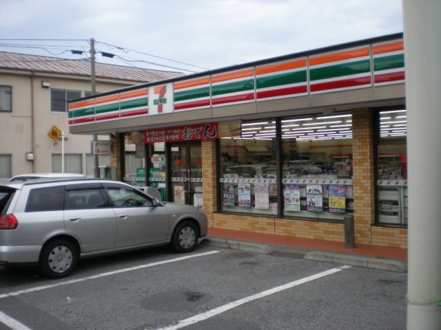 Convenience store. 700m to Seven-Eleven (convenience store)