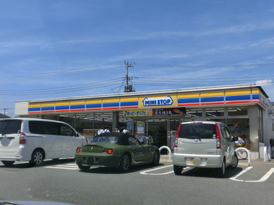 Convenience store. MINISTOP up (convenience store) 165m