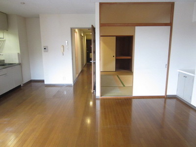 Living and room. When you want to use widely, You can also connect a Japanese-style room.