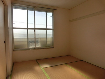 Other room space. It will calm the Japanese-style room