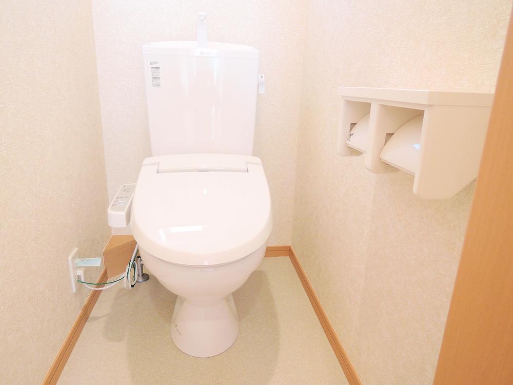 Toilet. Second floor Local (10 May 2013) Shooting