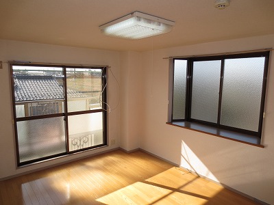 Living and room. Two-sided lighting window, With bay window