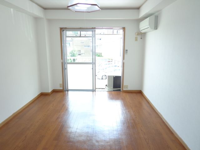 Living and room. For the departure schedule, It is a photograph of the 202 in Room.