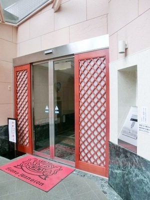 Entrance. Auto-lock equipped