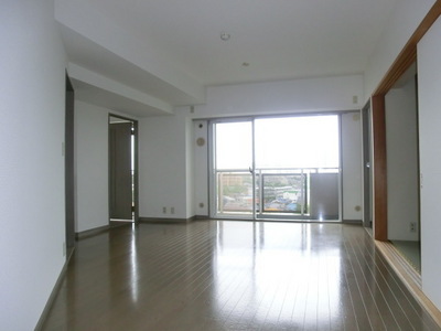 Living and room. Southwestward ・ Sunny