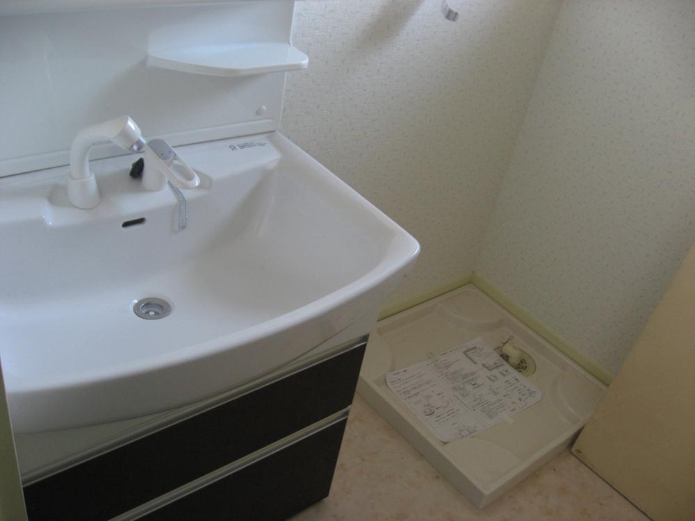 Wash basin, toilet. Clean wash basin