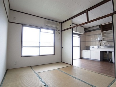 Living and room. You can use widely if Tsunagere a dining kitchen and a Japanese-style room.