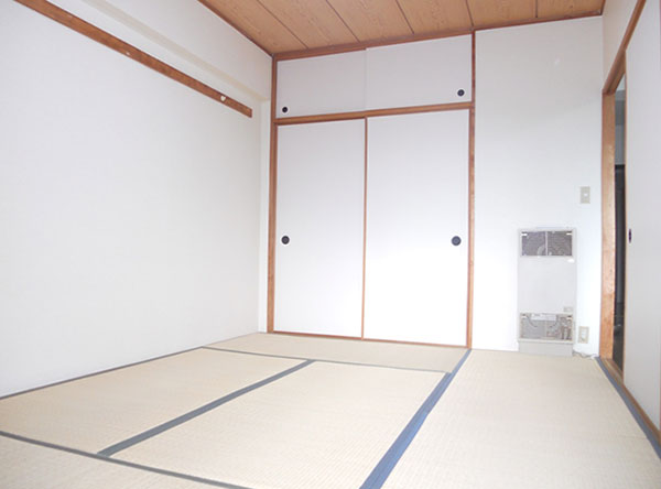 Other room space. Japanese-style room It is bright and facing the south