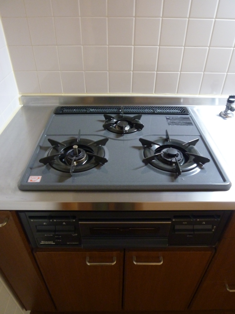 Kitchen. 3-burner stove