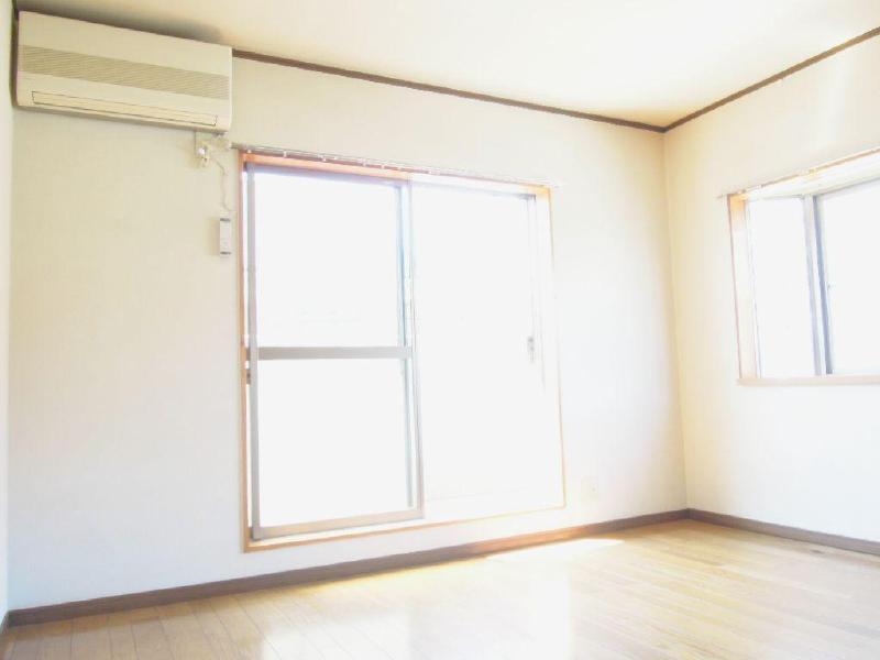 Living and room. 2 Kaikaku room ・ Two-sided lighting ・ Day good rooms