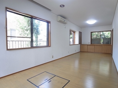 Living and room. 3 face lighting bright living dining