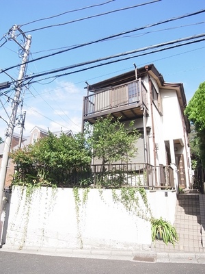 Building appearance. Because we are standing in a place higher than the road, The eyes of passers-by is not worrisome