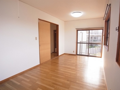 Living and room. Facing the balcony, Bright and spacious Western-style rooms (about 9 Pledge)
