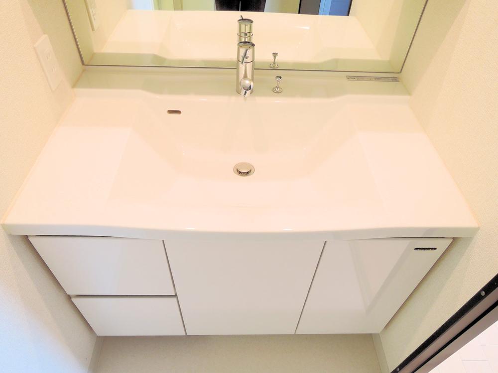 Wash basin, toilet. Indoor (11 May 2013) Shooting