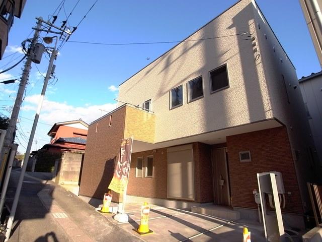 Local photos, including front road. Front road photo