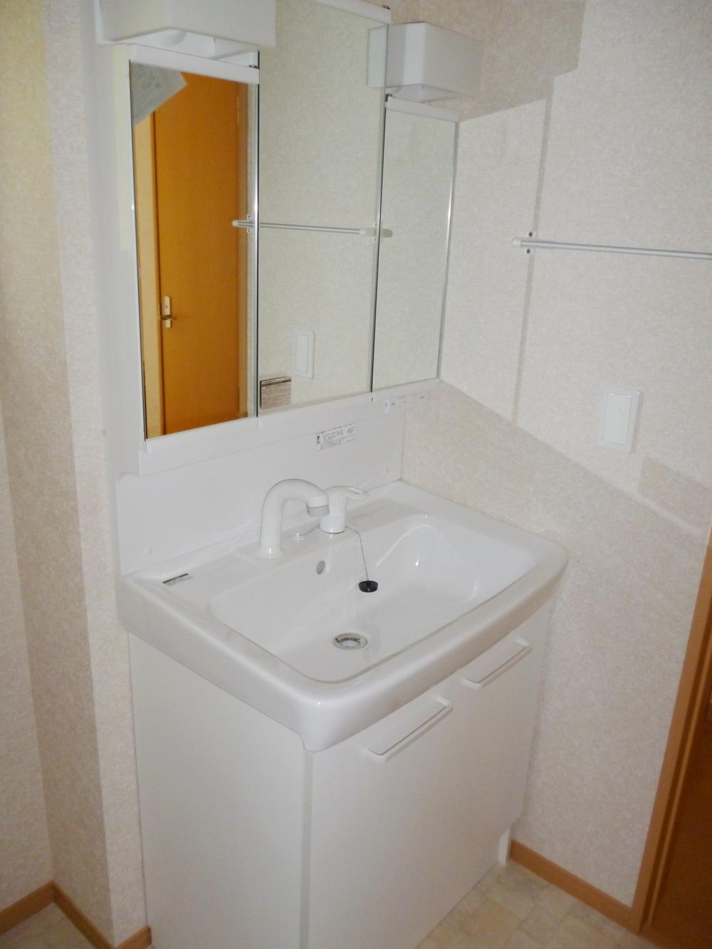 Wash basin, toilet. Building 2 Wash basin