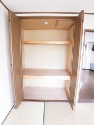 Receipt. Storage of Japanese-style room. Plenty of closet type.