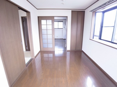 Living and room. With bay window of the corner room unique. Two-sided lighting Western-style.