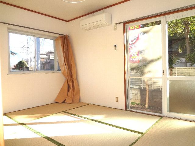 Living and room. Is a Japanese-style room. 