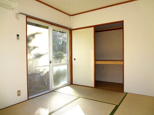 Living and room. Is a Japanese-style room. 