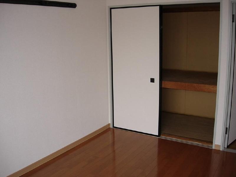 Living and room. It seems can use the spacious rooms at the large storage.