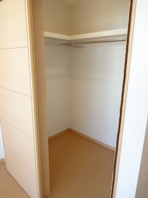 Receipt. Pipe hanger ・ Walk-in closet with a pillow shelf.