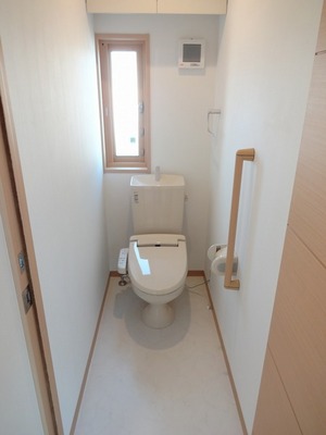 Toilet. Vertical windows, Daylighting ・ It is good for ventilation ☆