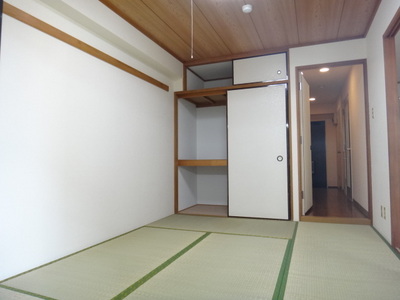 Living and room. You can multi-take advantage of, such as the bedroom and drawing room. There closet with upper closet.