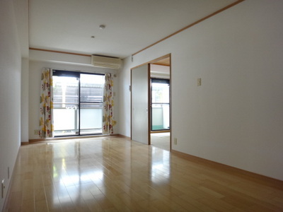 Living and room. In bright and spacious space, It also enjoys the arrangement of the furniture.