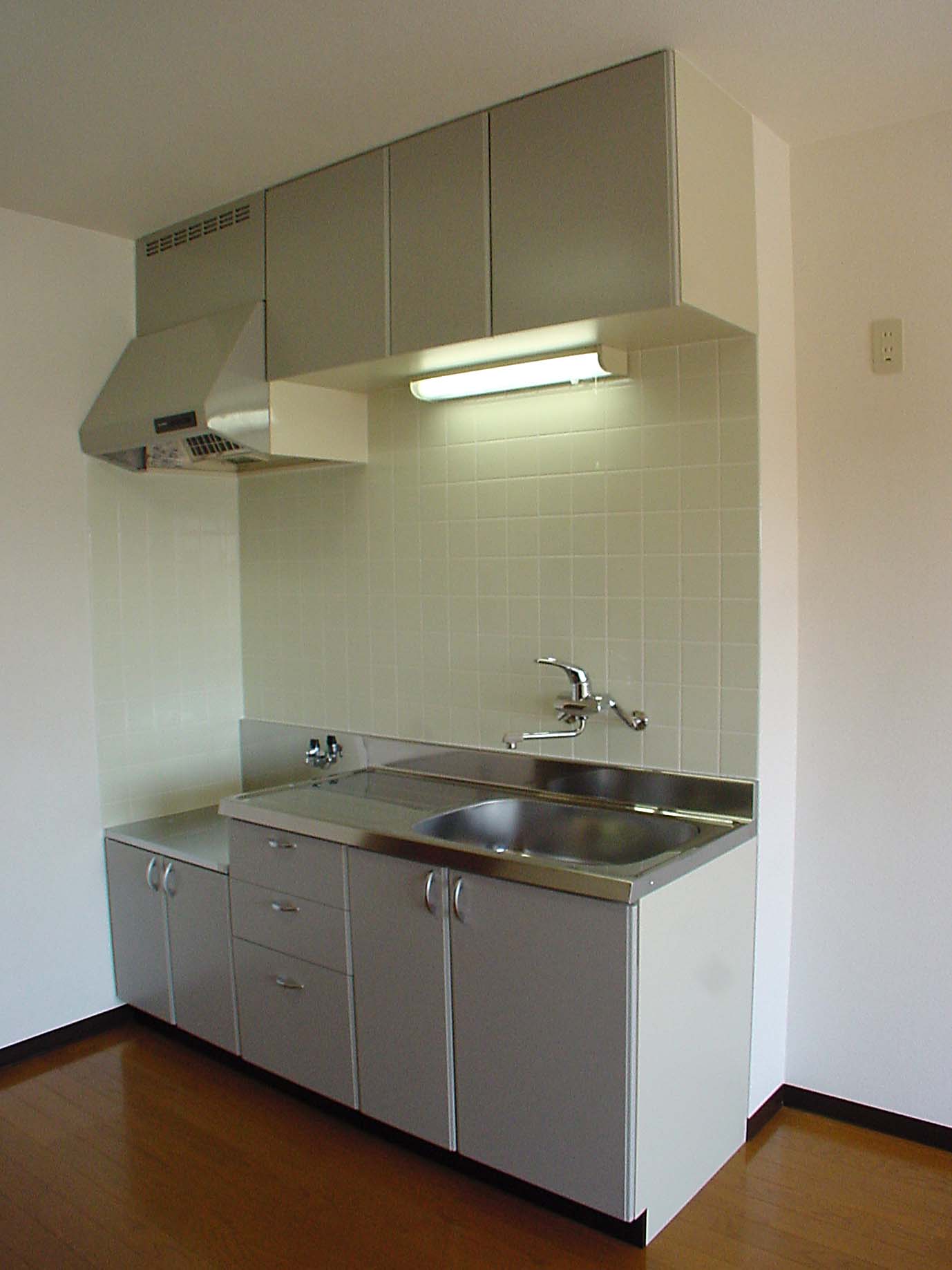 Kitchen. Two-necked gas stove can be installed