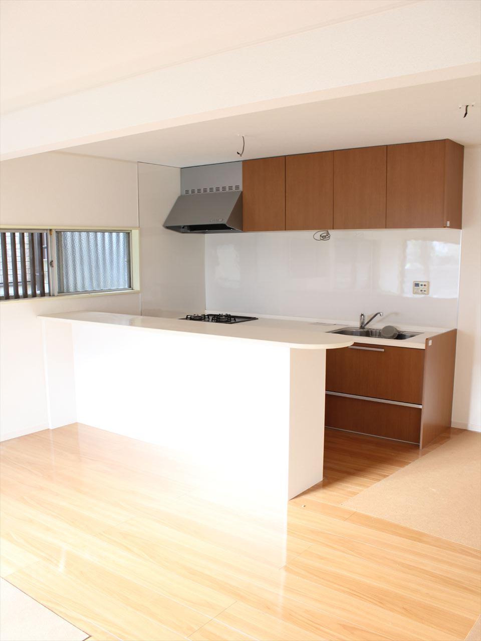 Living. System kitchen has entered. It is with a dishwasher.