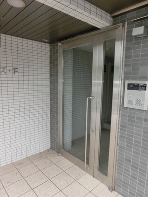 Entrance. Auto-lock equipped