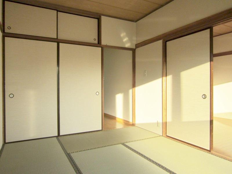 Other room space. You settle tatami. Also it gives the Omotegae